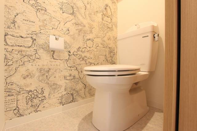 トイレ　清潔トイレットルーム。壁紙お洒落です。