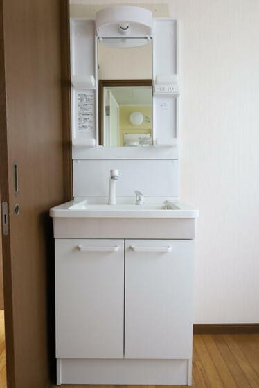 洗面設備　清潔感のある洗面台