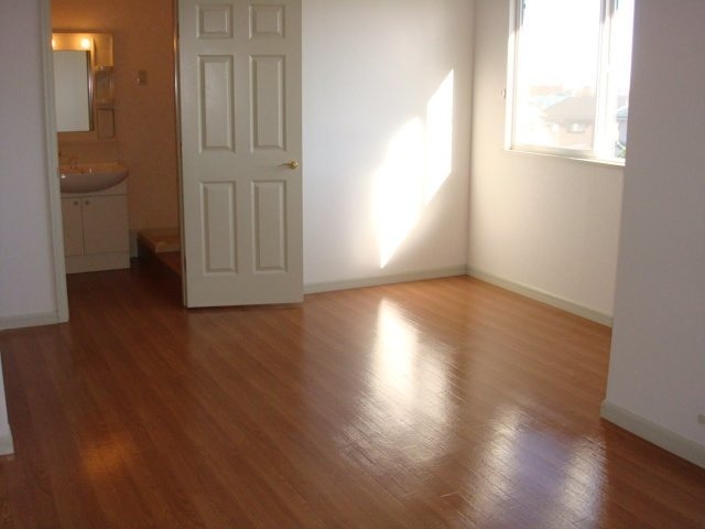 居室・リビング　日当たり良好、綺麗で広々12.6畳のリビング♪