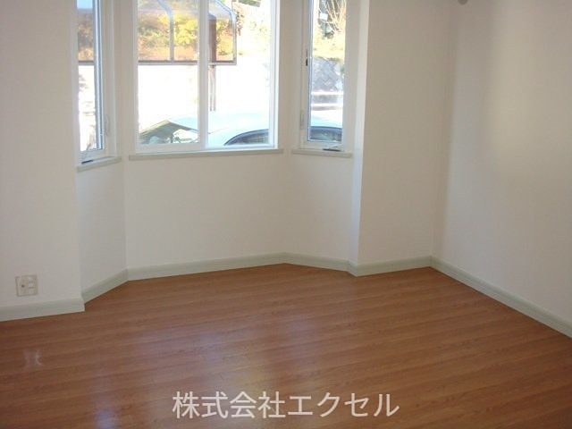 その他部屋・スペース　出窓付きで日当たり良好、クローゼット完備の8.2畳の洋室♪