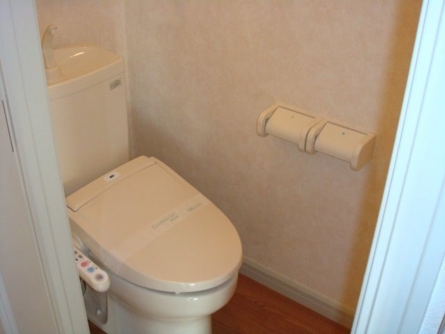 トイレ　便利な温水洗浄便座完備のトイレ♪