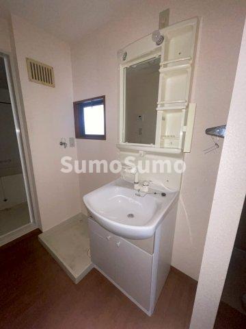 洗面設備　ゆったりとスペースのある洗面所