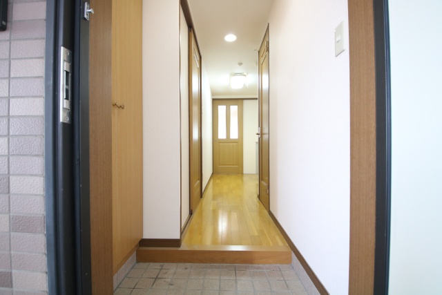 玄関　※別室の参考写真の為、現況優先です。