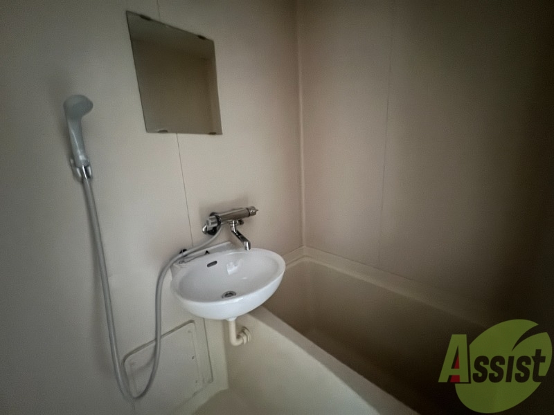 バス・シャワールーム　浴室は狭すぎず、シャワーも浴びやすそうです。