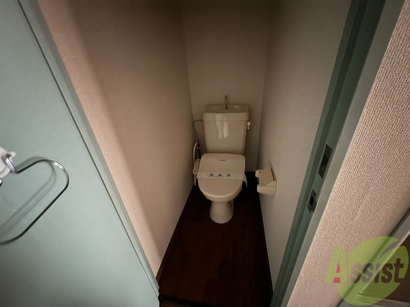 トイレ　トイレはシンプルで十分な広さがあります。