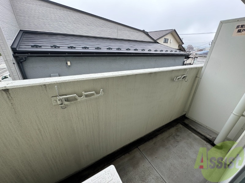 バルコニー　バルコニーは洗濯物を干すのに十分な広さがありますね。