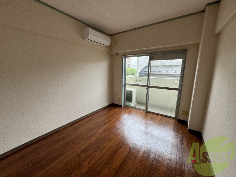 居室・リビング　６帖の洋室です。生活のメインとなる部屋ですね。