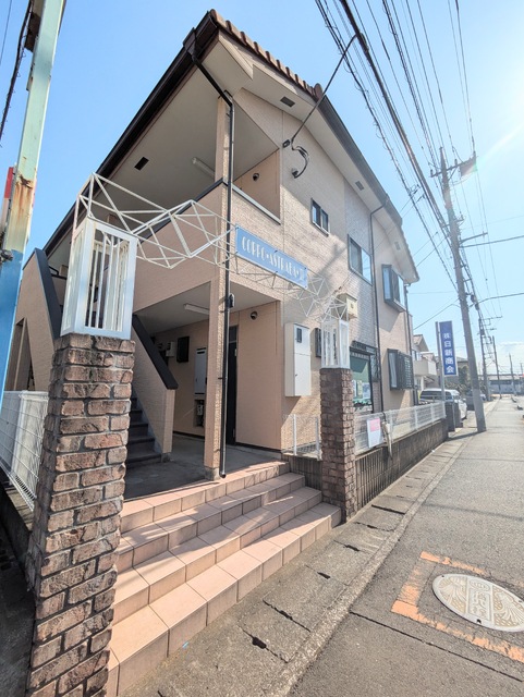 建物外観　便利な３口ガスコンロ設置済♪豊富な収納スペース付きの１ＬＤＫ