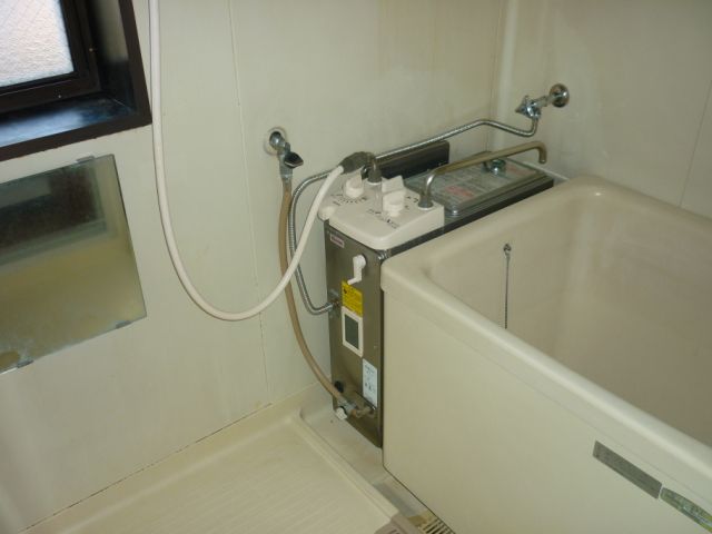バス・シャワールーム　小窓付きのバスルーム