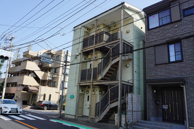 建物外観　最寄駅まで１５分かかりますが、健康のため歩くのもいいですね！