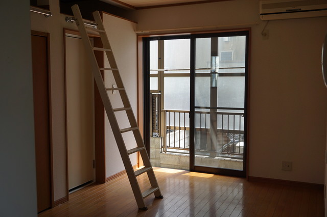 居室・リビング　人気の南向きなので暖かな日差しが入りますね♪