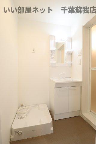 洗面設備　明るい洗面所です