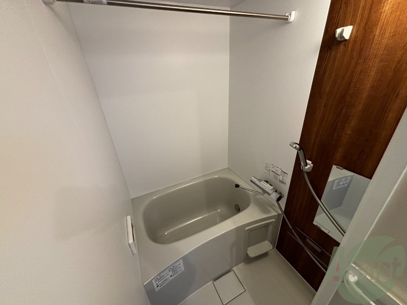 バス・シャワールーム　浴室はシンプルなデザイン。追い焚き機能付きです。