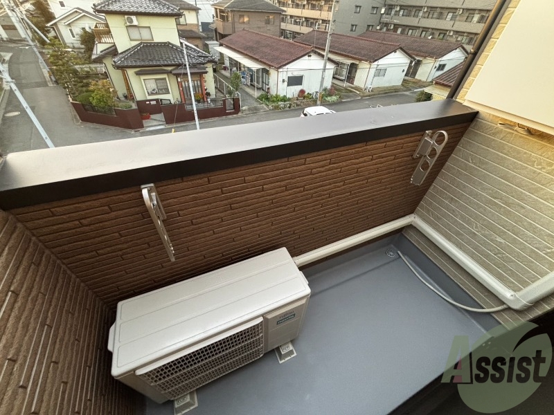 バルコニー　バルコニーは洗濯物を干すのに十分な広さがありますね。