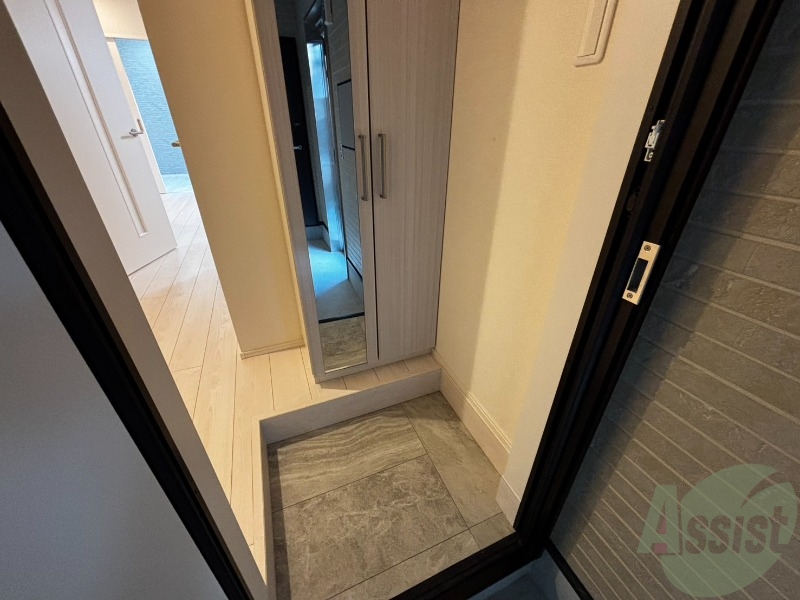 玄関　玄関から撮影しました。明るい印象ですね。