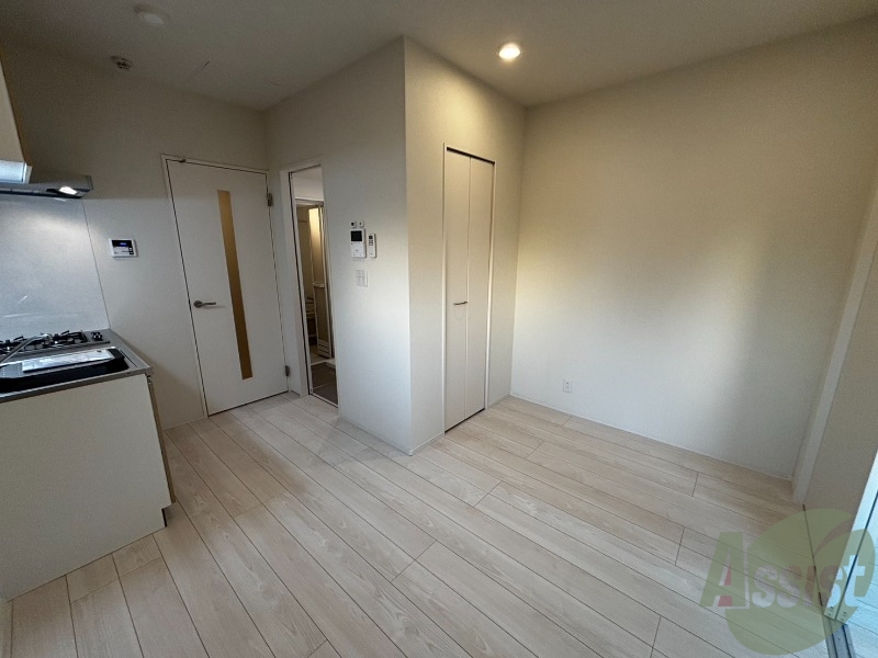 居室・リビング　白を基調とした綺麗なお部屋ですね。