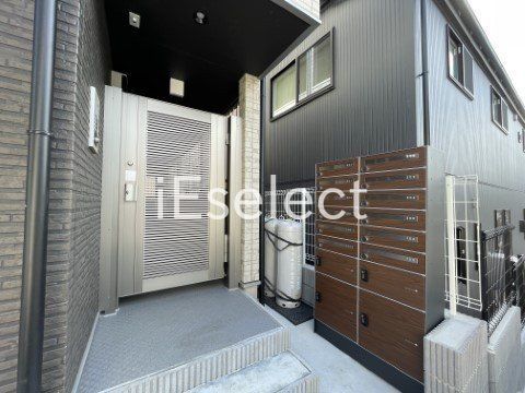 エントランス　オートロック完備、不在時に便利な宅配ボックス付き