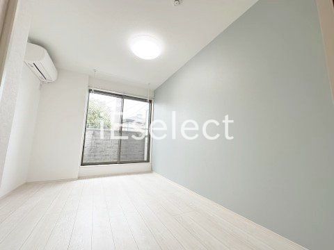 居室・リビング　エアコン・照明付きのお部屋です