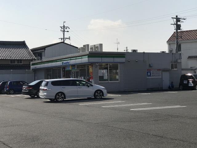 コンビニ　ファミリーマート（コンビニ）まで211m