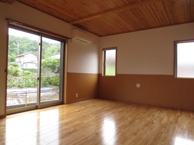 居室・リビング　木のぬくもりが感じられるお家です。