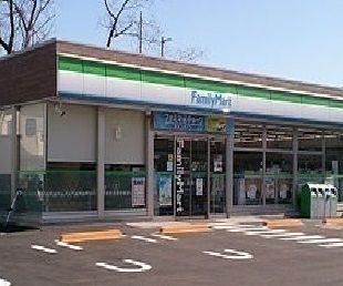 コンビニ　ファミリーマート（コンビニ）まで550m