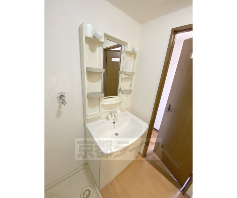 洗面設備　独立シャワー洗面台です。