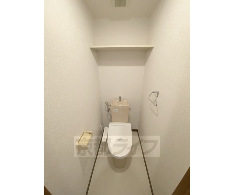 トイレ　洗浄機能付きトイレです。壁面棚付きで消耗品など置けます。