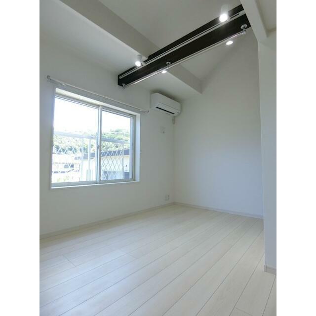 居室・リビング　白が基調の明るい室内は、梁（はり）や輸入ドアがアクセント♪