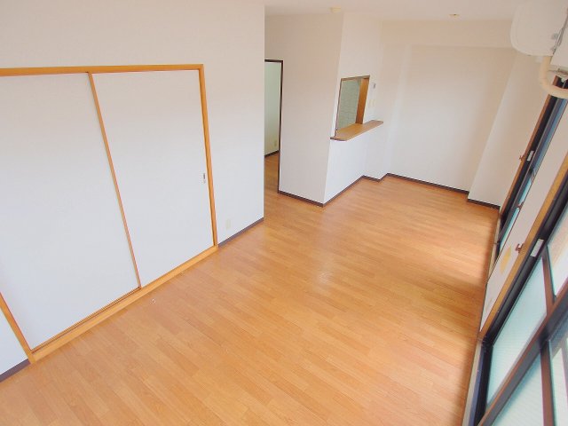 居室・リビング　302号室（反転）の写真となります。