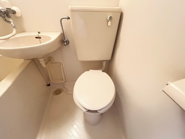 トイレ　別号室の写真です。