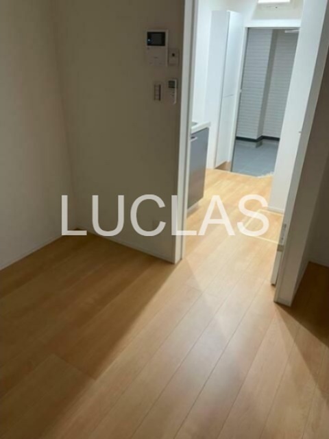 居室・リビング　落ち着いた色味の床材がくつろぎ空間を演出♪