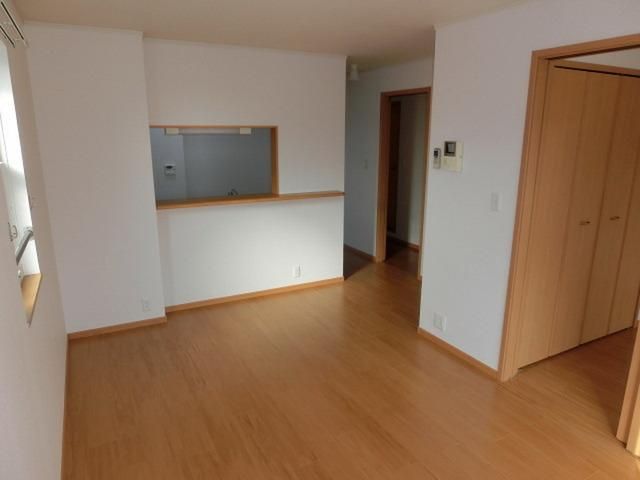 居室・リビング　バルコニー側からのお部屋です