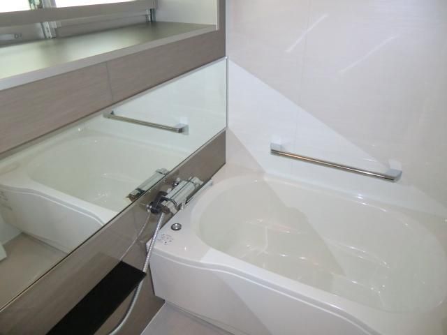 バス・シャワールーム　窓付ゆったり大型バス　浴室乾燥機付