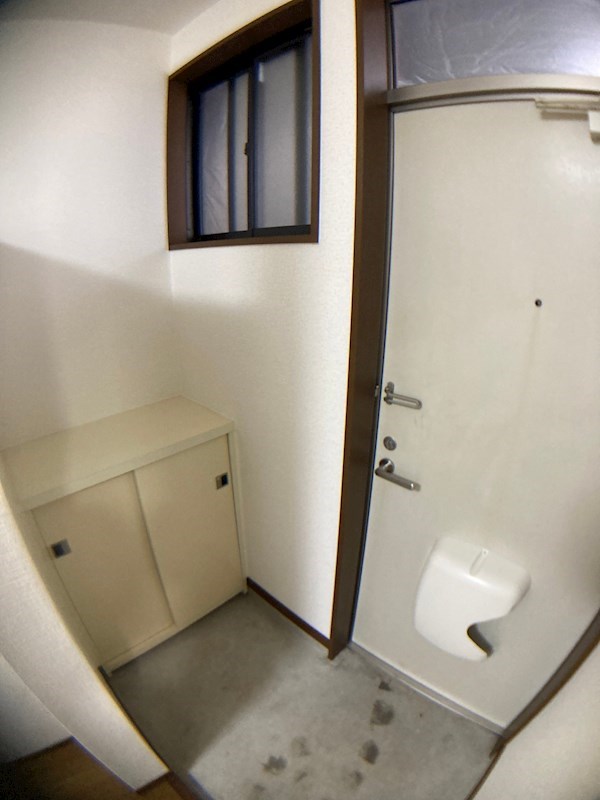 玄関　玄関先にはシューズボックスあり