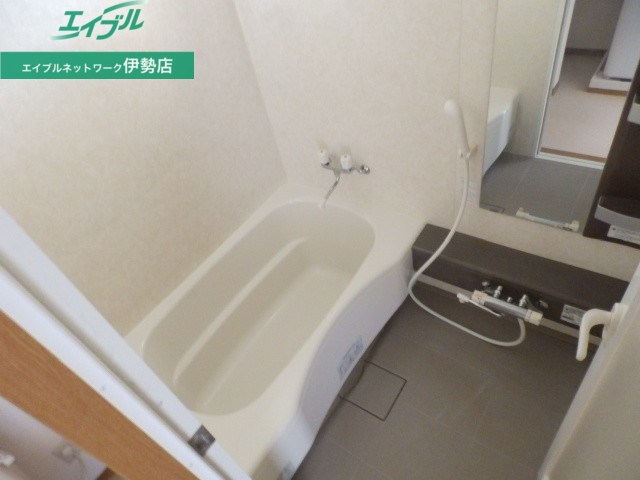 バス・シャワールーム　同物件別部屋の写真です。