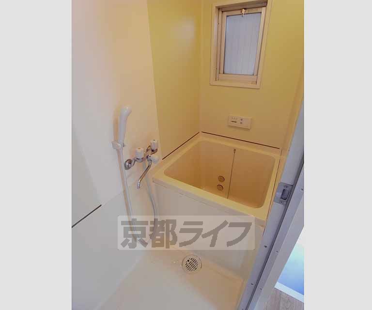 バス・シャワールーム　窓の付いている換気の良いバスです。