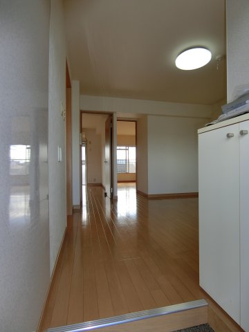 玄関　玄関入るとこんな感じ。（※参考写真）