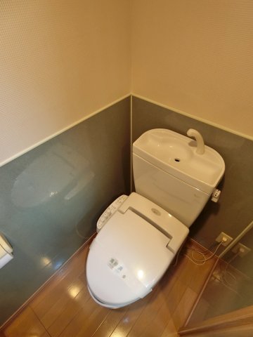 トイレ　温水洗浄便座完備。（※参考写真）