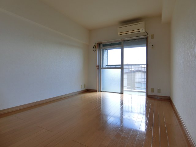 居室・リビング　南向きの明るい居室スペース。（※参考写真）