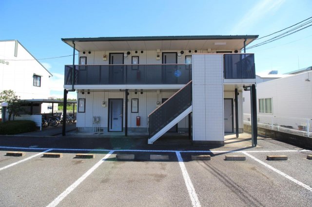 建物外観　2階建ての軽量鉄骨のアパートです。