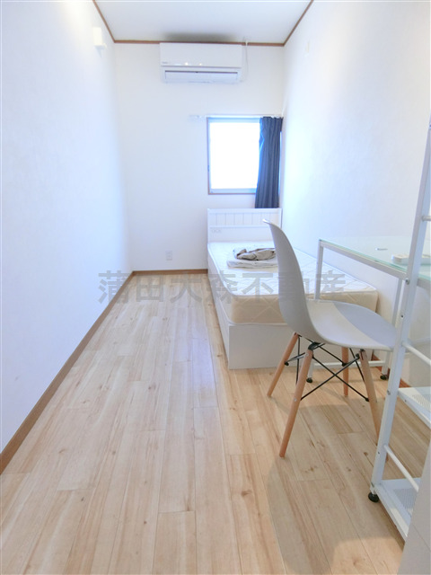 居室・リビング　ベッド・デスク・収納・エアコン付！