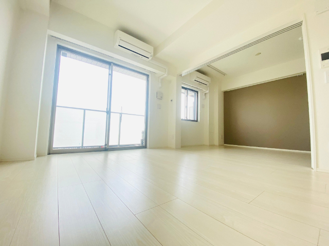 居室・リビング　同一建物内の別部屋の内装写真になります。（４０３号室）