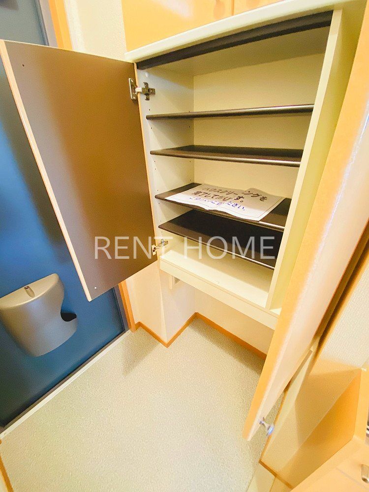 玄関　下駄箱の下にペットトイレスペースあります