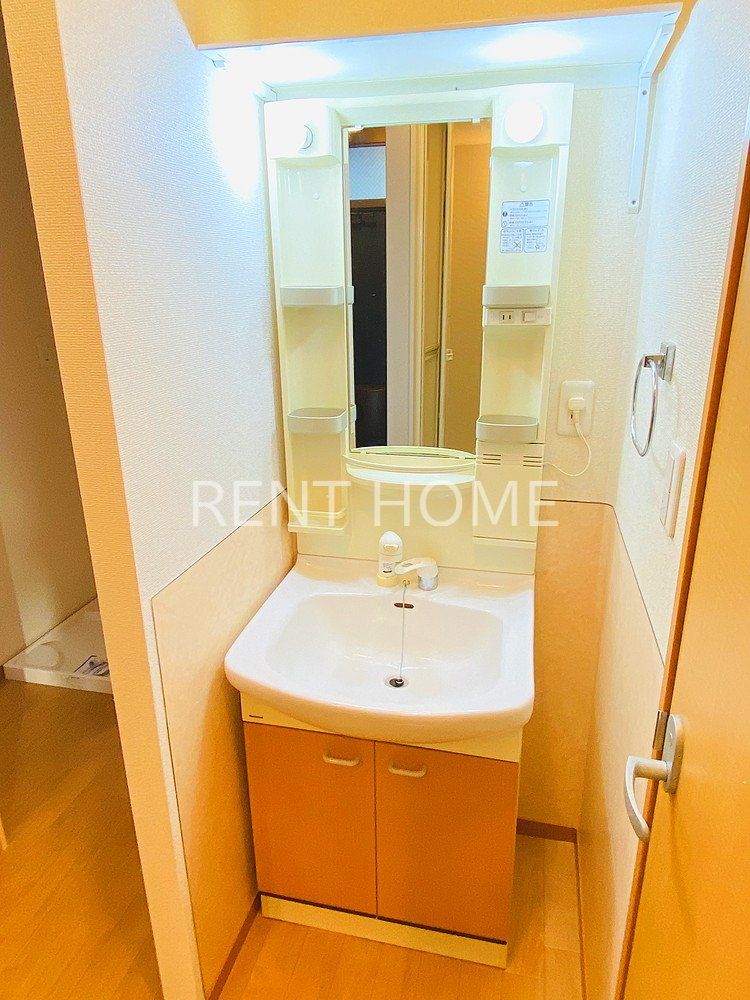 洗面設備　シャワー付き独立洗面化粧台