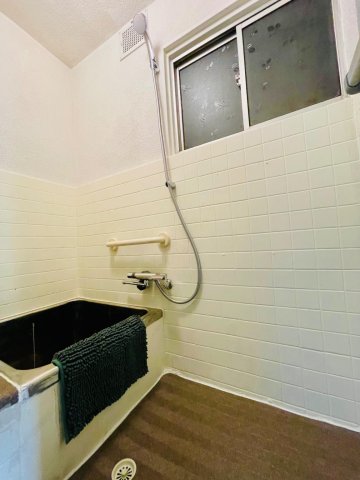 バス・シャワールーム　新品のシャワー水栓で、お風呂は追い焚き可能です