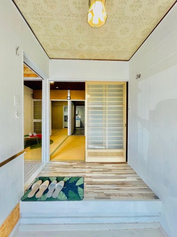 玄関　玄関は2畳ほどあり、自転車が置けます。