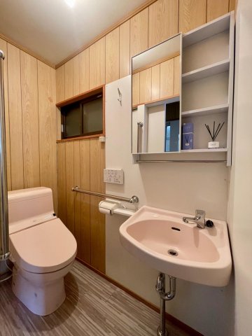 トイレ　暖房便座、シャワートイレ、手すり、完備です