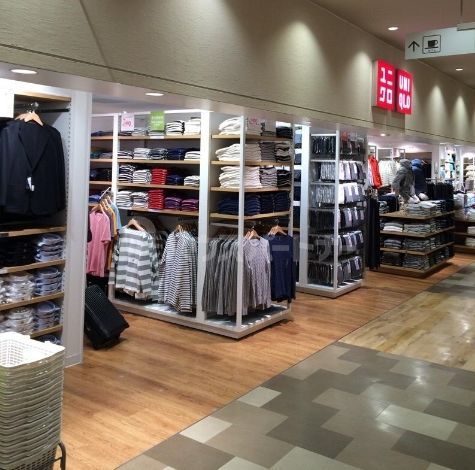 ショッピングセンター　ユニクロペリエ稲毛店（ショッピングセンター）まで380m