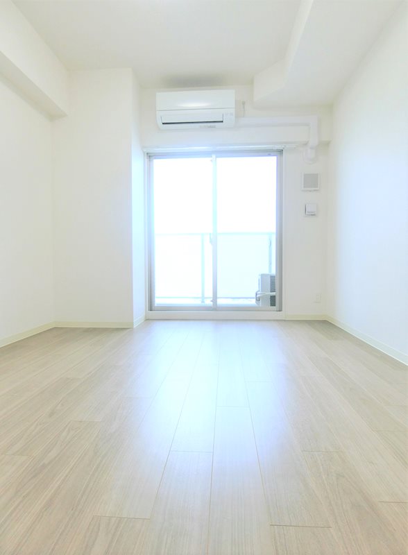 居室・リビング　白を用いた落ち着いた居室です。