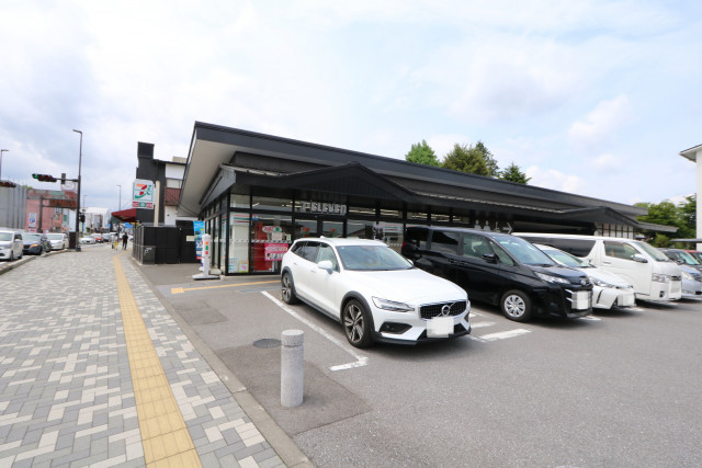 コンビニ　セブンイレブン　今市中央店（コンビニ）まで350m